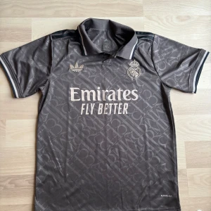 Real Madrid tröja - Väldigt bra skick, inte använd mycket alls. Storlek M passar S