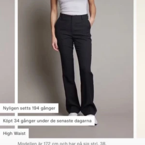 Svarta kostymbyxor - Eleganta svarta kostymbyxor med hög midja och rak passform. Perfekta för en stilren look. Kombinera med en enkel topp för en chic outfit.