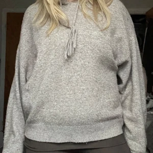 Brun stickad hoodie - Mysig brun stickad hoodie. Nopprig och en liten defekt, inte använt på ett tag.