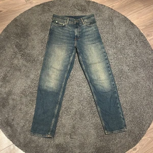 Blå jeans från Sweet SKTBS - Snygga blå jeans från Sweet SKTBS med klassisk femficksdesign och en cool tvättad look. Perfekta för en avslappnad stil. 