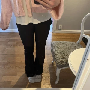 Svarta kostymbyxor - Snygga svarta byxor med en klassisk design. De har en rak passform och är perfekta för en stilren look. Byxorna har slits. 