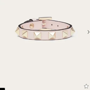 Rosa valentino armband - Säljer nu mitt älskade valentino armband💕💕💕kan skicka fler bilder privat 