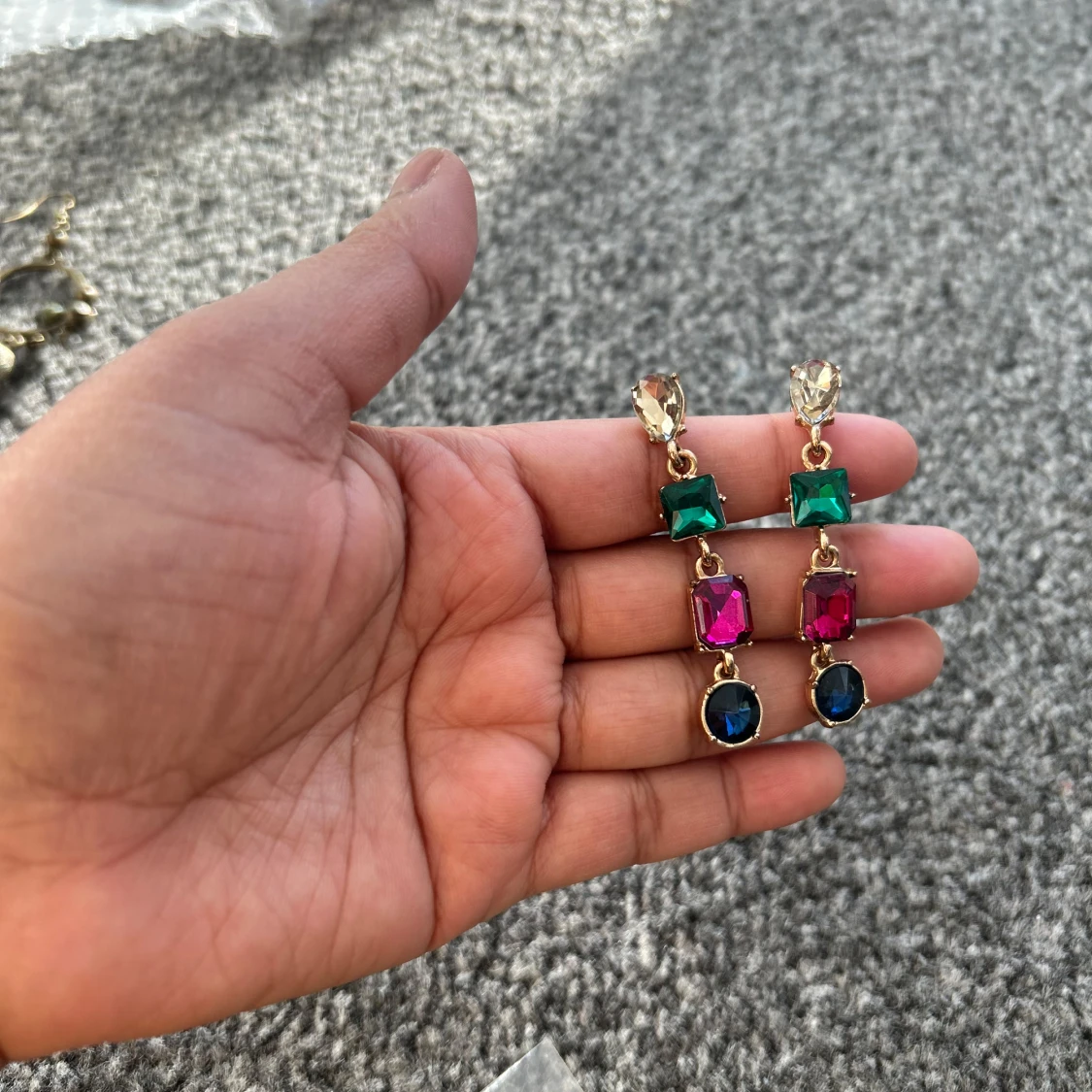Färgglada örhängen med stenar