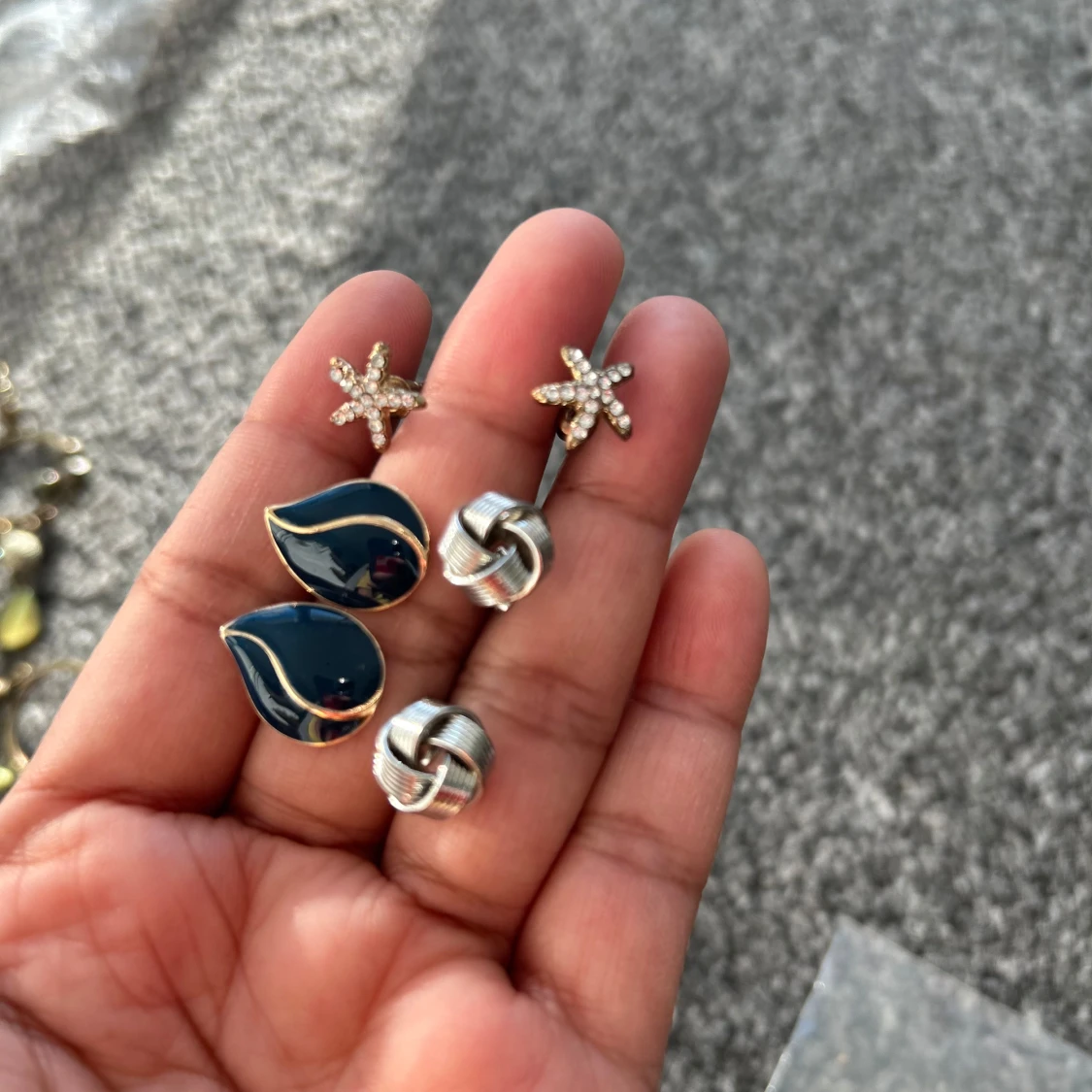 Set med örhängen i olika stilar - 1