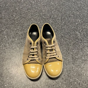 Lanvin - Ett par klassiska Lanvins som har haft sina bästa dagar och nu söker ny ägare | skick ( 6,5/10 ) | storlek 42 | enbart dustbag medföljer | fast pris |