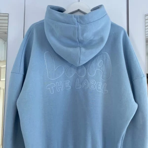 Ljusblå hoodie från LXA The Label - Säljer en supersnygg ljusblå hoodie från LXA The Label. Den har en bekväm passform men kommer tyvärr inte till användning. Köpt här på plick                                            Kan gå ner i pris vid snabb affär 