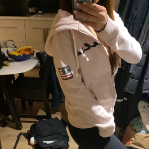 Rosa zip up från Bondelid - Säljer en snygg ljus rosa zip up från Bondelid. Perfekt för en avslappnad stil. Passar utmärkt att styla till ett par shorts/kjol på sommarn eller bara till lite kyligare dagar! Väldigt bra skick så säljes för 250kr men kom med gärna med prisförslag❤️