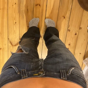 Mörkblå lee jeans - Mörkblå lite baggy bootcut/raka lee jeans med slitningar! Står W34 L34. Jag har storleken W29 L30 och när jag drar ner dessa jeans och låter dem sitta på höfterna blir det såååå snyggt! Jag är 168 för referens men de är för långa för lig så viker upp dem. Skriv vid frågor!💕