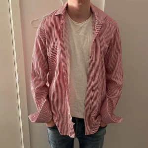Oscar Jacobsson skjorta  - Snygg skjorta, aldrig använd. Skriv för mer bilder/info 