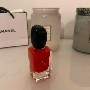 Parfym bonanza 🥰Allt givetvis original! - Elegant parfymflaska från Giorgio Armani med namnet My Way. Flaskan är genomskinlig med en mörkblå, oval kork och en gyllene ring. Perfekt för den som söker en sofistikerad doftupplevelse.