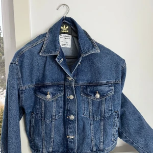 Blå jeansjacka från Pull&Bear - Snygg blå jeansjacka från Pull&Bear med klassisk design och knappar framtill. Jackan är nästan helt ny och oanvänd så jätte bra skick.