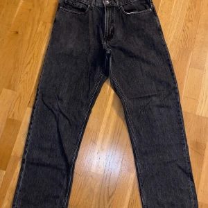 Svarta jeans från Vaillent - Snygga svarta jeans från Vaillent i storlek S. De har en klassisk femficksdesign och en rak passform. Perfekta för en stilren look.