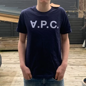 Mörkblå t-shirt från A.P.C. - Säljer en helt ny mörkblå t-shirt från A.P.C. med vit logga på framsidan. Nypris:1300, Mitt pris:649. Perfekt till våren☀️🟦🙌Hör av er vid frågor, skickar inom 24H📬📦