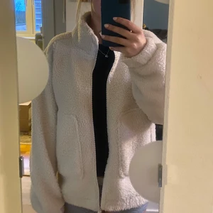 Vit teddyjacka från Cubus - Säljer min fina teddy jacka då den ej kommer till användning längre! Storlek 158/164 men funkar perfekt för mig som vanligtvis har storlek xs och s. Jackan har tyvärr fått lite smuts på kragen(sista bilden), tror nog att de kan försvinna i tvätten men vet ej! Utöver lite smuts på kragen har jackan inga defekter. Nypris 499, mitt pris 399 men kan gå ner i pris vid snabb affär ❤️ Tveka inte på att skriva vid intresse eller frågor!