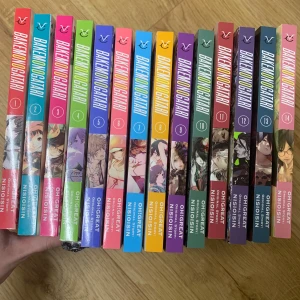 Monogatari manga volym 1-14 - Alla är köpta på science fiction bokhandeln i Stockholm och är i mycket bra skick. Nypris på 159 kr/bok, hälften av volymerna är inte ens lästa. De har stått i en hylla bortom solljus. OBS katter finns i hemmet