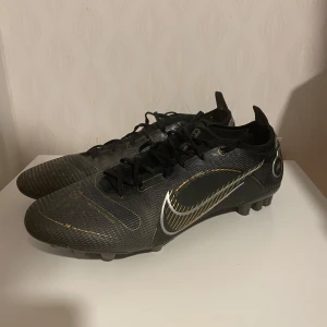 Fotbollsskor från Nike - Snygga svarta fotbollsskor från Nike, skorna är använda under ett 1 års period men har inga skador på sig och fungerar väll, säljs pga dem har blivit för små för mig! Priset kan diskuteras!!