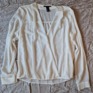 Blus från forever 21 - Vit blus från forever 21, tunt tyg. Bra skick knappt använd.