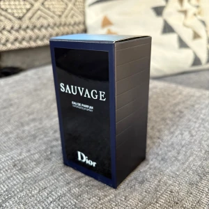 Dior Sauvage 100ml - Säljer en flaska Sauvage Eau de Parfum, helt ny (se bild 4) Fräsch och maskulin lukt som gör susen och ger ofta mycket komplimanger!🙌
