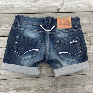 Mörkblå lågmidjade jeansshorts från Replay - Snygga mörkblå lågmidjade jeansshorts från Replay 🪽. Benen går att vika upp/ner beroendes på hur man vill att de ska se ut! 💕 Midja: 38cm. Pris går att diskutera 😇