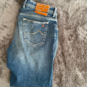 Blå jeans från Jacob Cohen - Snygga blå jeans från Jacob Cohen i storlek 33 passar dig runt 170-175. Kom privat vid funderingar !😊