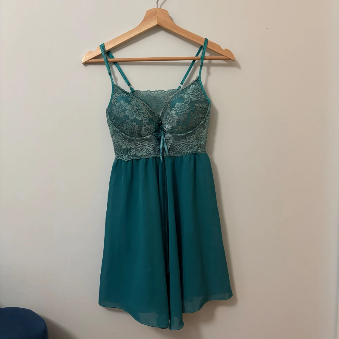 Turkos spetsklänning med smala axelband