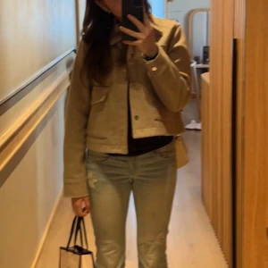 Beige vårjacka - Beige vårjacka/kappa från Zara i storlek S💕