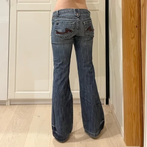 Mid/low waist bootcut jeans i vintage stil🤩 - OBS kan inte dra dem ända upp därför sitter de lite konstigt på mig!! Midja 35x2 cm, gren 21 cm o innerben 79 cm💕Jae 169 o xs-s för referens o båda korta och små på mig. Märkta W26 men absolut små i storleken, gissar W24 men det är måtten som gäller