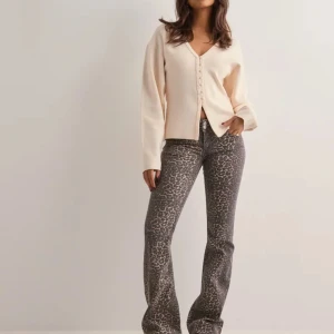 Leopardmönstrade byxor - De trendiga Nelly byxorna som är as snygga! Älskar de här byxorna men måste rensa garderoben💕Lite slitningar i benen som knappt syns  men annars är de i mycket bra skick 