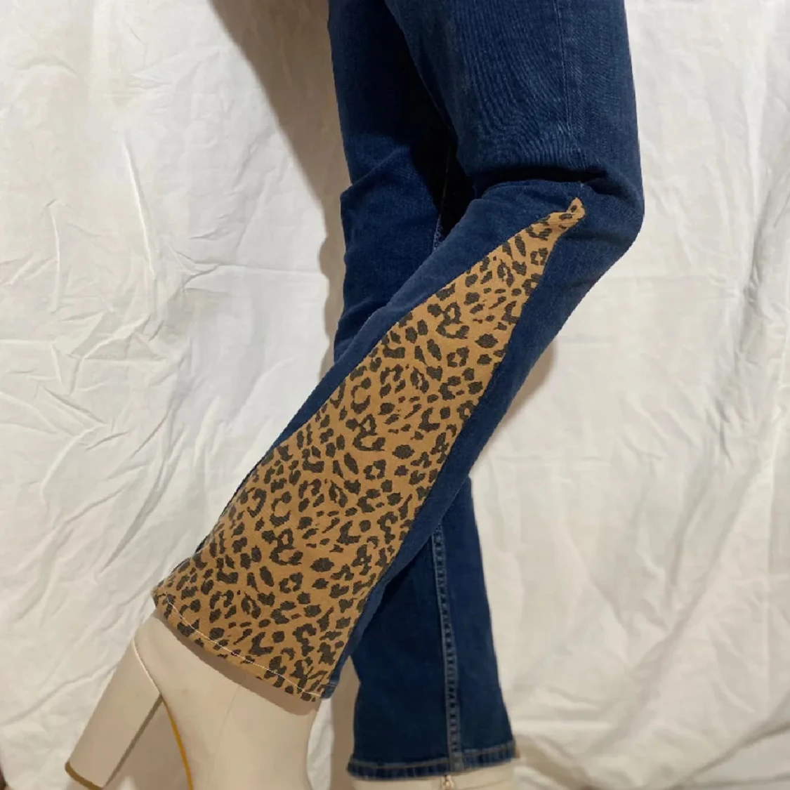 Blå jeans med leoparddetaljer
