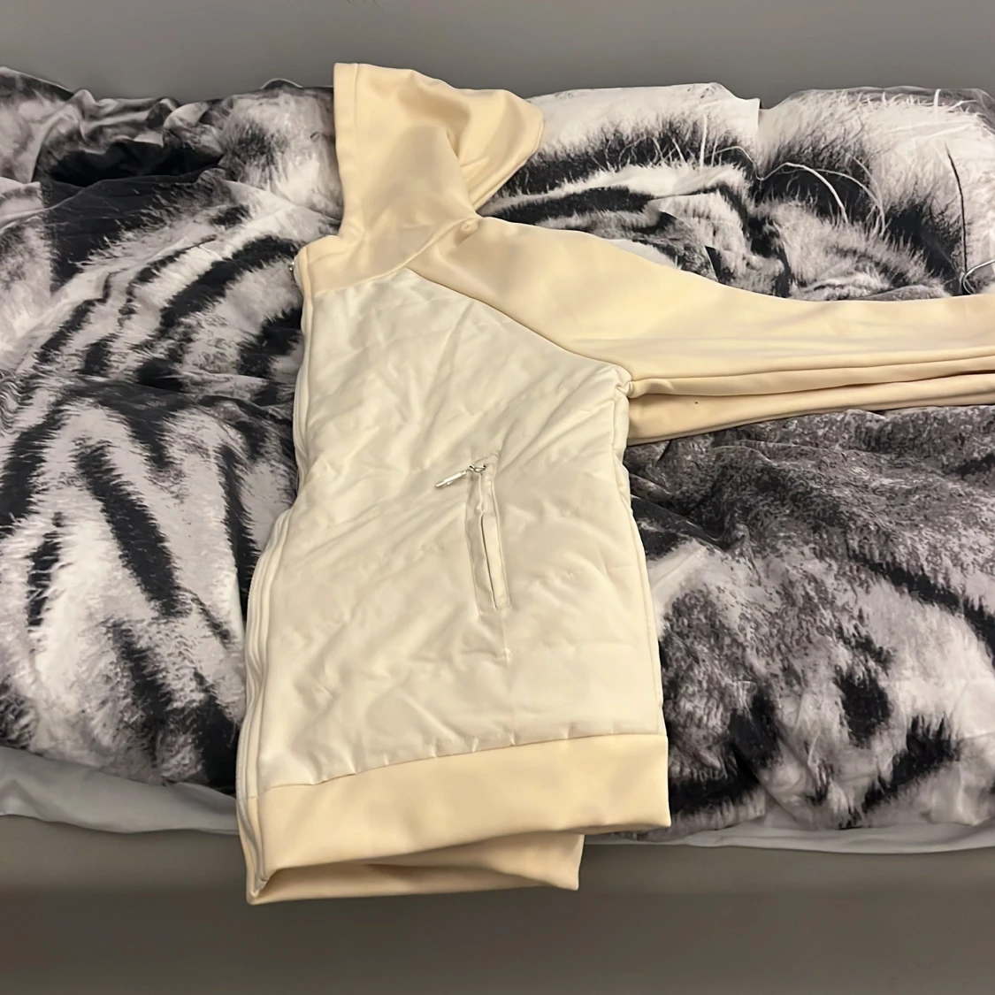 Beige quiltad jacka med huva - 3