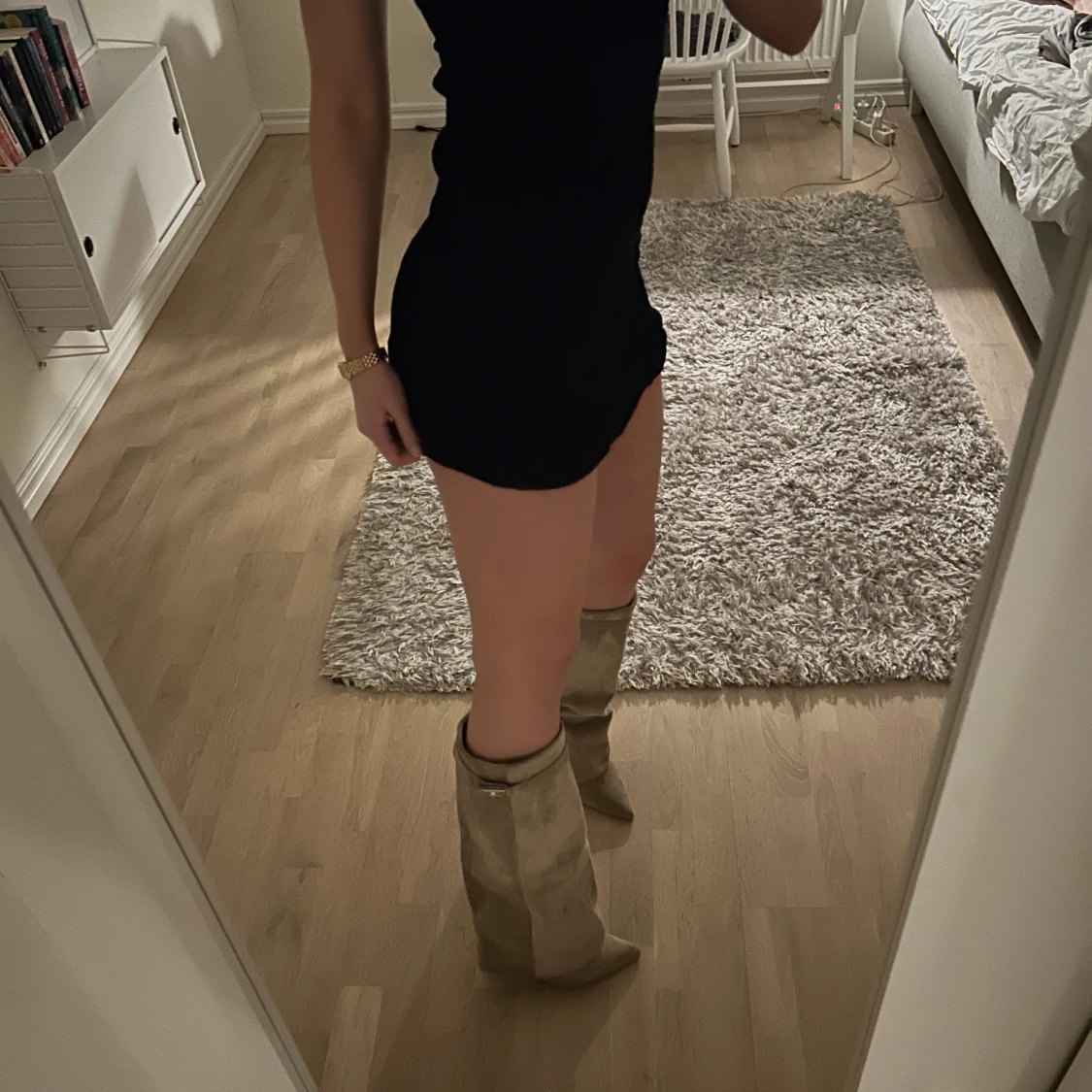 Beige stövlar med gulddetalj - 1