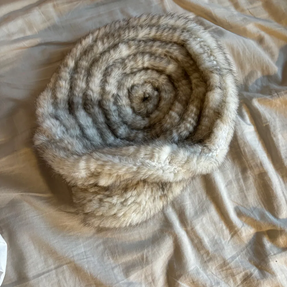 Vit/offwhite pälsmössa med skärm. Coolt statementplagg och väldigt mjuk och skön!. Asusteet.