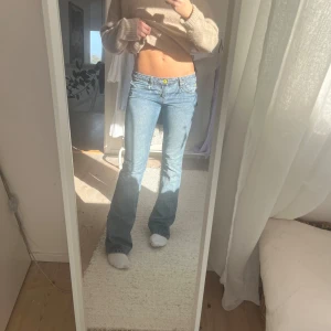 Blå bootcut jeans!! - Såå snygga!! Midja:40 cm inerbensmått: 83cm❤️