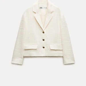 Vit kavaj från Zara - Verkligen jättesnygg jacka/ kavaj från Zara men som inte kommer till användning. Passar till så många tillfällen🙌🏼 Nypris 999 kr