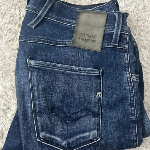 Replay Hyperflex - blå jeans från Replay Hyperflex.  De har en bekväm passform och är perfekta för en avslappnad stil. Jeansen har en lätt tvättad look och en knappgylf. W30 L32. Säljer då dem är för små. Skriv om du har några frågor.