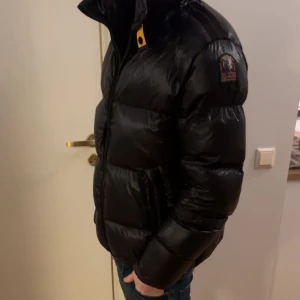 Svart dunjacka från Parajumpers - Säljer en svart dunjacka från Parajumpers  i storlek 16Y=S-M perfekt jacka för de kallare dagarna. Har kvitto!