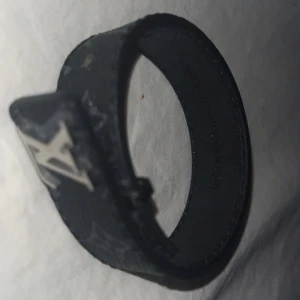 Svart armband  - Svart armband UTAN BOX bara armbandet 