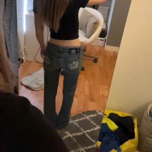 Victoria Beckham byxsor - Hej säljer dessa Victoria Beckham byxorna dom är lite sydda men ingen som syns dom är i mycket bra skick kan skicka fler bilder köparen står för frakt de är lång byxor 