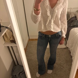 Vit blus - Jättefin vit blus, passar till alla tillfällen. Har använt denna max 2 gånger så den är som ny! 🩷