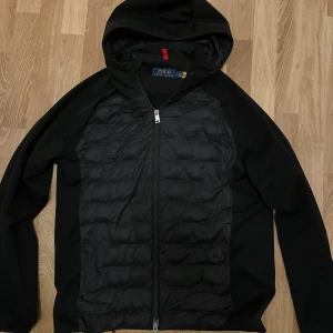 Svart Cardigan från Polo Ralph Lauren - Polo Ralph Lauren cardigan | Storlek M | Nypris 3699kr.