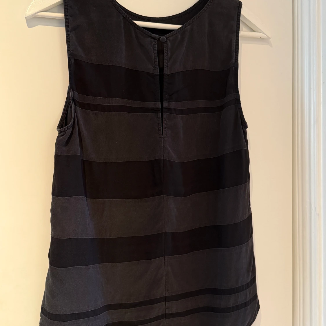 Svart ärmlös topp från Samsøe & Samsøe - 1