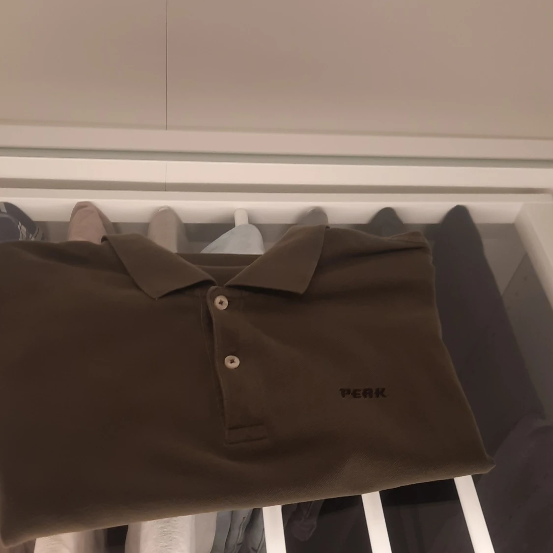 Olivgrön pikétröja från Peak Performance - 4