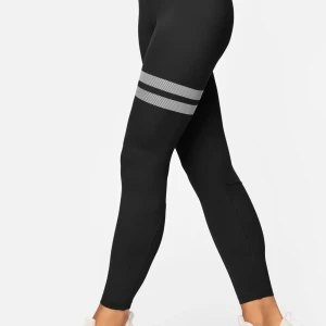 Svarta leggings från Stronger - Snygga svarta leggings från Stronger med vita randiga detaljer runt låren. Perfekta för träning med en tight passform och hög midja. Tillverkade i ett stretchigt syntetmaterial för optimal rörelsefrihet. Köpte de härifrån men var för stora så säljer vidare till någon som de passar bättre💕det ända som är att texten blivit lite sliten dvs sprucken men den är kvar och inte alls synligt🤗