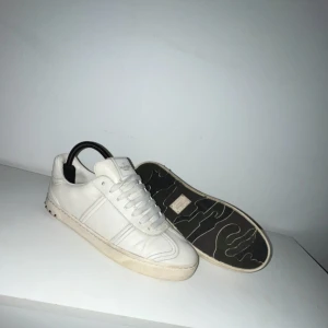 Valentino flycrew - Tjena! Säljer dessa riktigt feta och populära valentino flycrews! De finns en defekt i fram på vänstra skon som jag limmet över lite snyggt därav priset! men utöver de är skorna i topp skick🤩 öppen för frågor!