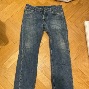 Levis 501 blåa - 501 or blå färg. Använda så najs faded slitning på dom. Vintage look. Lagade i skrevet men knappt synligt. 30/30 storlek