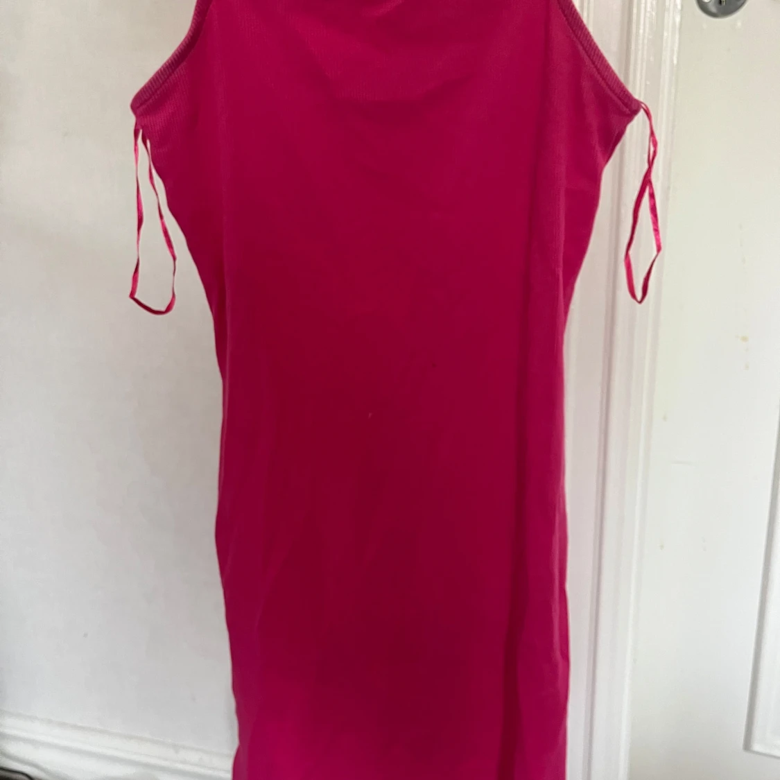 Rosa ribbad klänning från Amisu