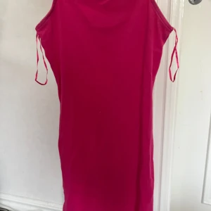 Rosa ribbad klänning från Amisu - Säljer en snygg rosa ribbad klänning från Amisu. Klänningen har smala axelband och en enkel design som gör den perfekt för sommardagar. Den är tillverkad i ett mjukt och bekvämt material.