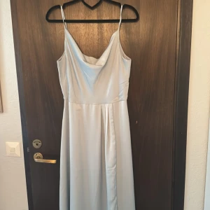 Balklänning - Mintgrön balklänning från Bubbleroom, med en slit på framsidan och knappar i ryggen