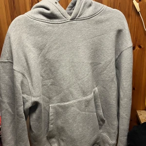 Grå hoodie  - St m lite fläck på tröjan går bort i tvätt 