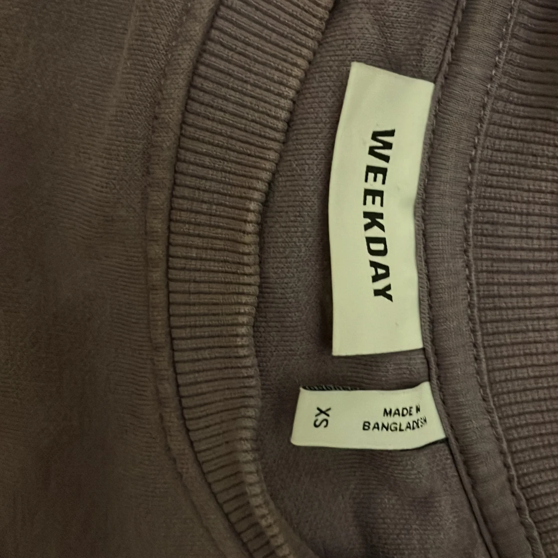 Lila croppad tröja från Weekday - 2